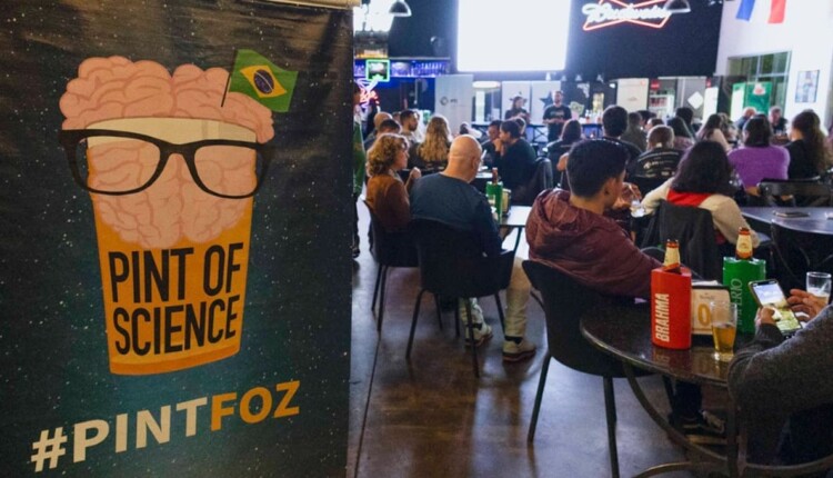 Surgido no Reino Unido, Pint of Science acontece simultaneamente em dezenas de países ao redor do globo.
