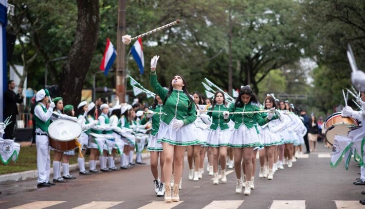 Desfile estudantil em homenagem à independência do Paraguai, na Avenida Bernardino Caballero, em Ciudad del Este.