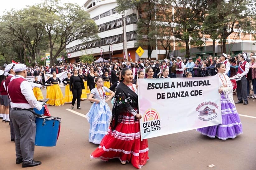Desfile costuma atrair grande quantidade de público na segunda maior cidade do Paraguai.
