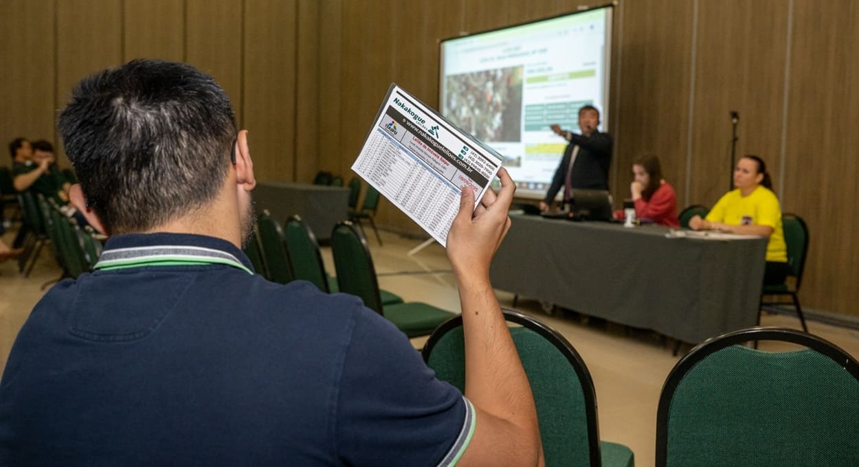 Leilão teve lances presenciais, no Rafain Palace Hotel, e pela internet, na plataforma do leiloeiro.