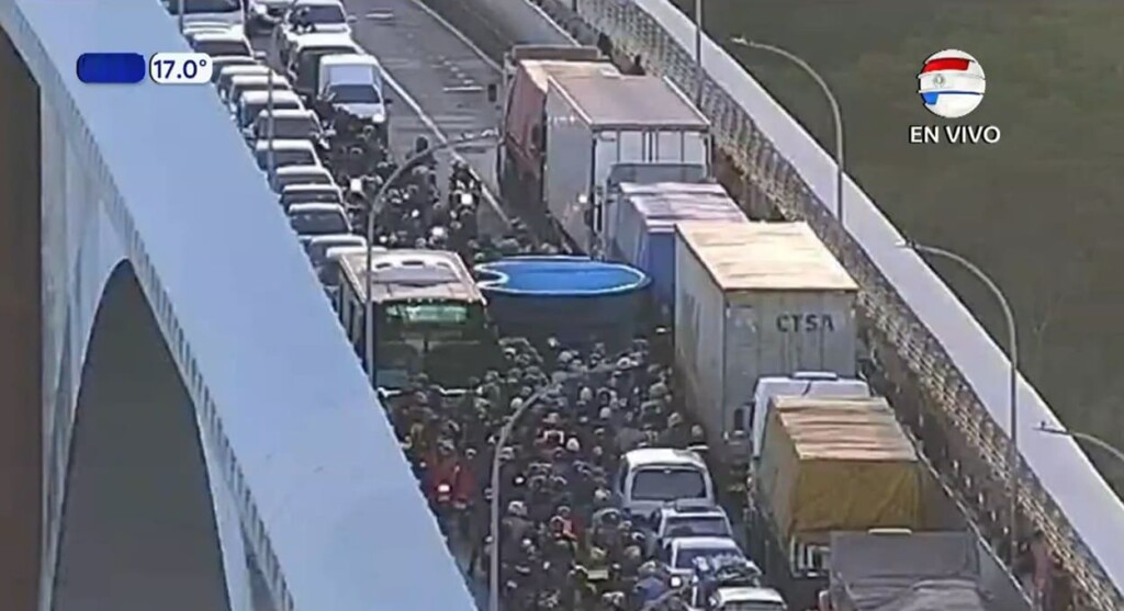 Ponte da Amizade: caminhão com piscina gigante bloqueia trânsito