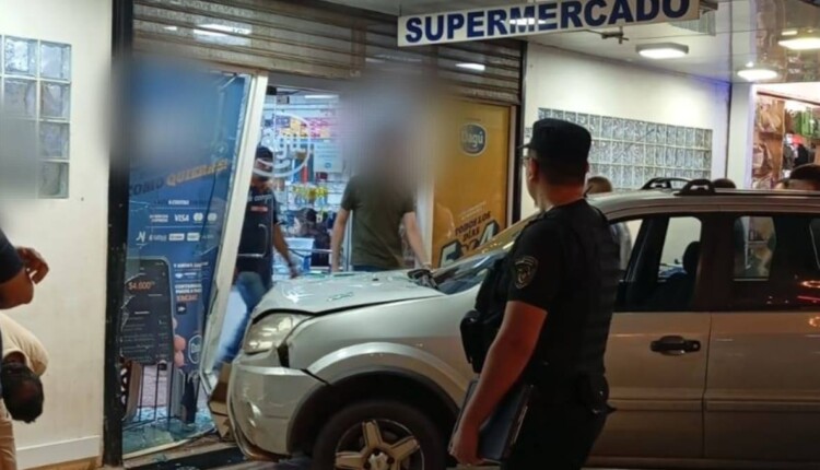Supermercado fica na Avenida Misiones, área central da cidade argentina de Puerto Iguazú.