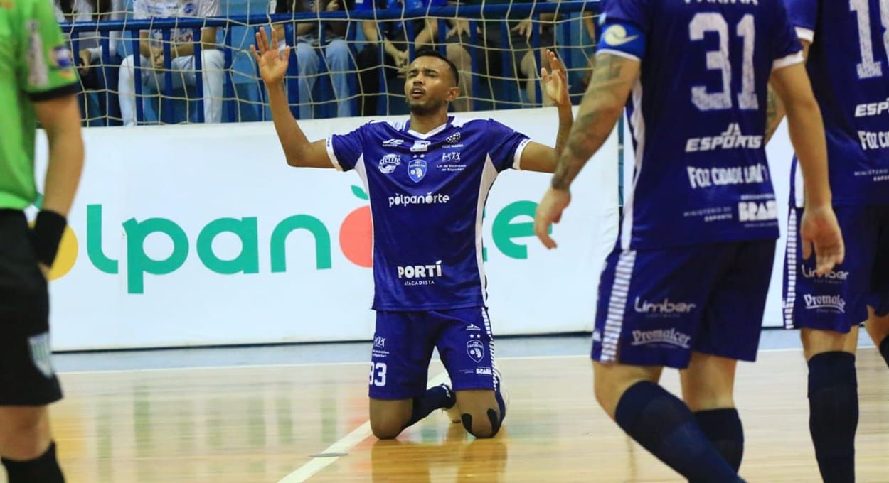Geovani comemora o primeiro gol do Foz Cataratas contra o Operário São João.