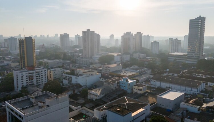 Amanhecer de outono na área central de Foz do Iguaçu.