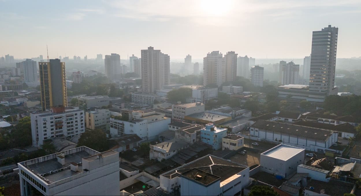 Amanhecer de outono na área central de Foz do Iguaçu.