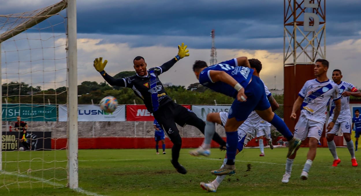 Momento preciso em que Marcus Uberaba cabeceia para o gol da vitória do Foz do Iguaçu FC.