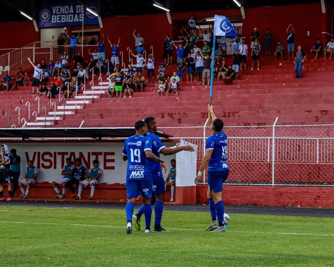 Marcus Uberaba levou cartão amarelo ao comemorar o gol levantando a bandeirinha de escanteio com o símbolo do Foz do Iguaçu FC.