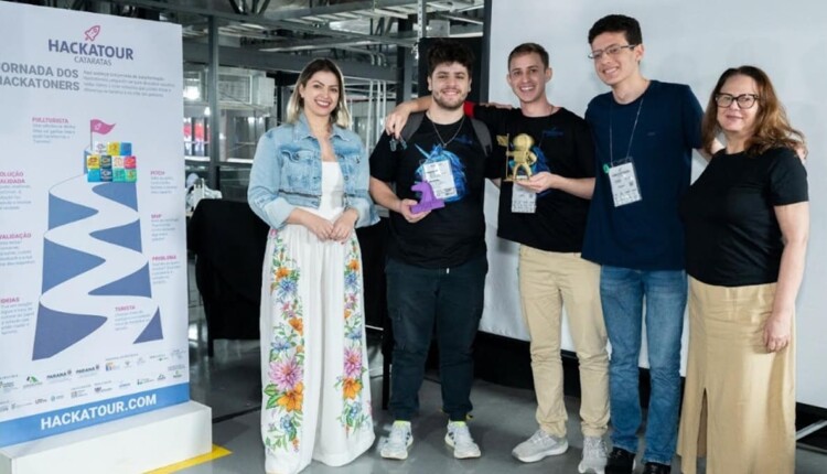 Estudantes vencedores do prêmio principal do Hackatour Cataratas 2025.