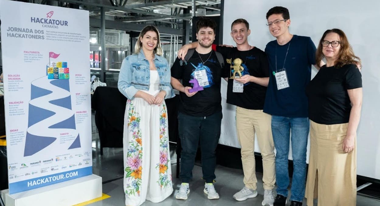 Estudantes vencedores do prêmio principal do Hackatour Cataratas 2025.