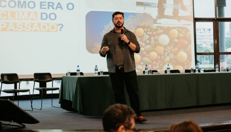 Biólogo Atila Iamarino conduz as discussões nos eventos promovidos por Itaipu.