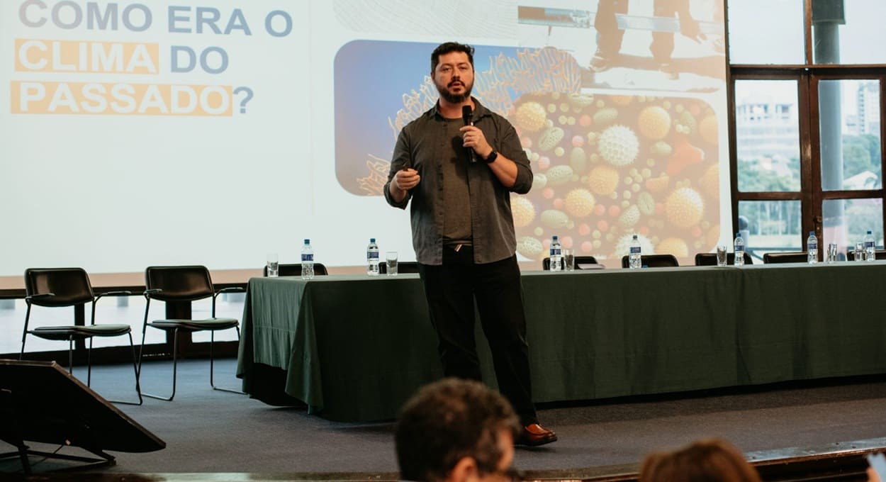 Biólogo Atila Iamarino conduz as discussões nos eventos promovidos por Itaipu.