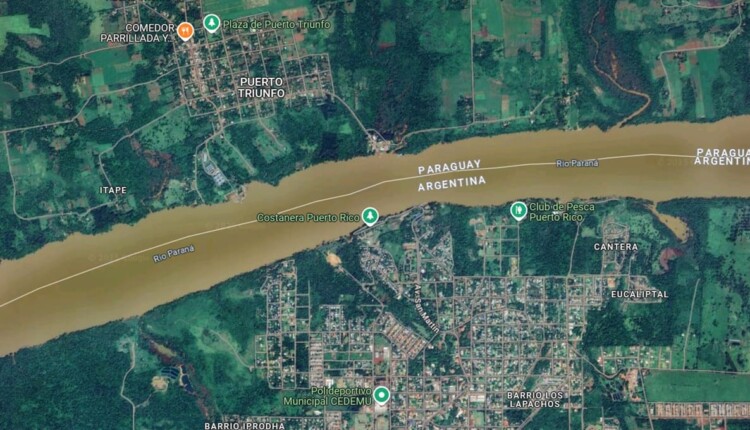 Rio Paraná no trecho entre Puerto Triunfo (Paraguai) e Puerto Rico (Argentina).