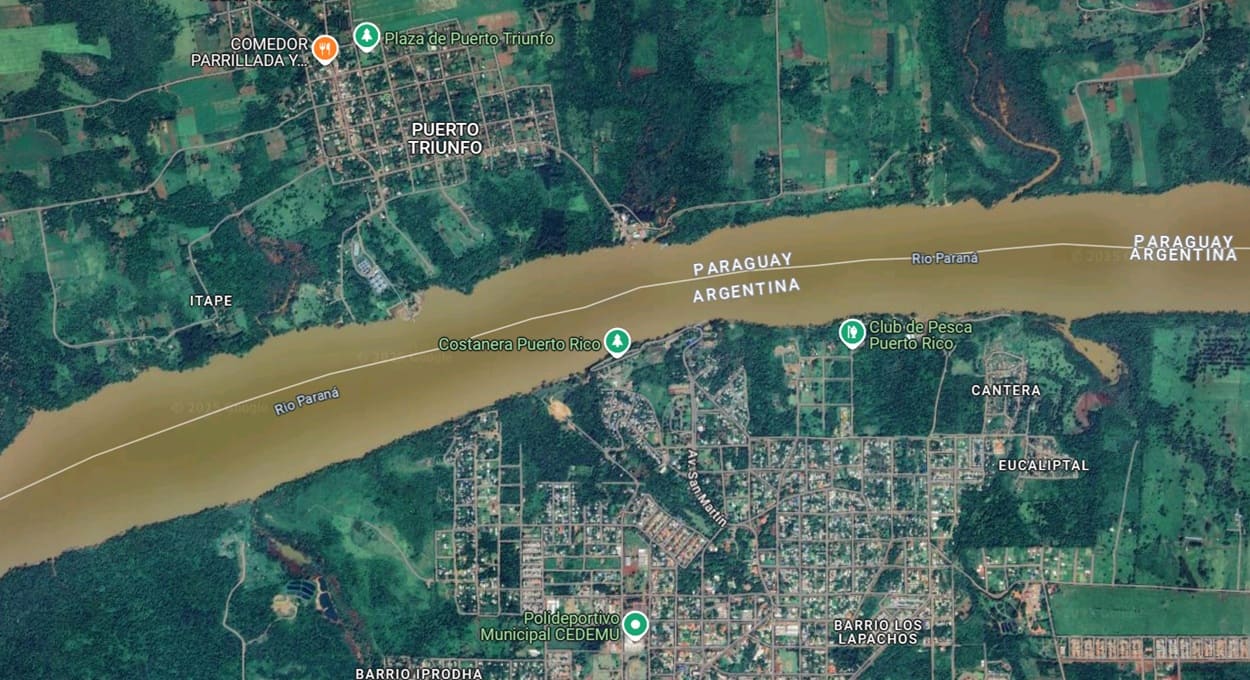 Rio Paraná no trecho entre Puerto Triunfo (Paraguai) e Puerto Rico (Argentina).