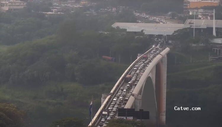 Congestionamento acima do habitual para uma quarta-feira na Ponte da Amizade, conforme registro da câmera ao vivo do portal Catve.com.