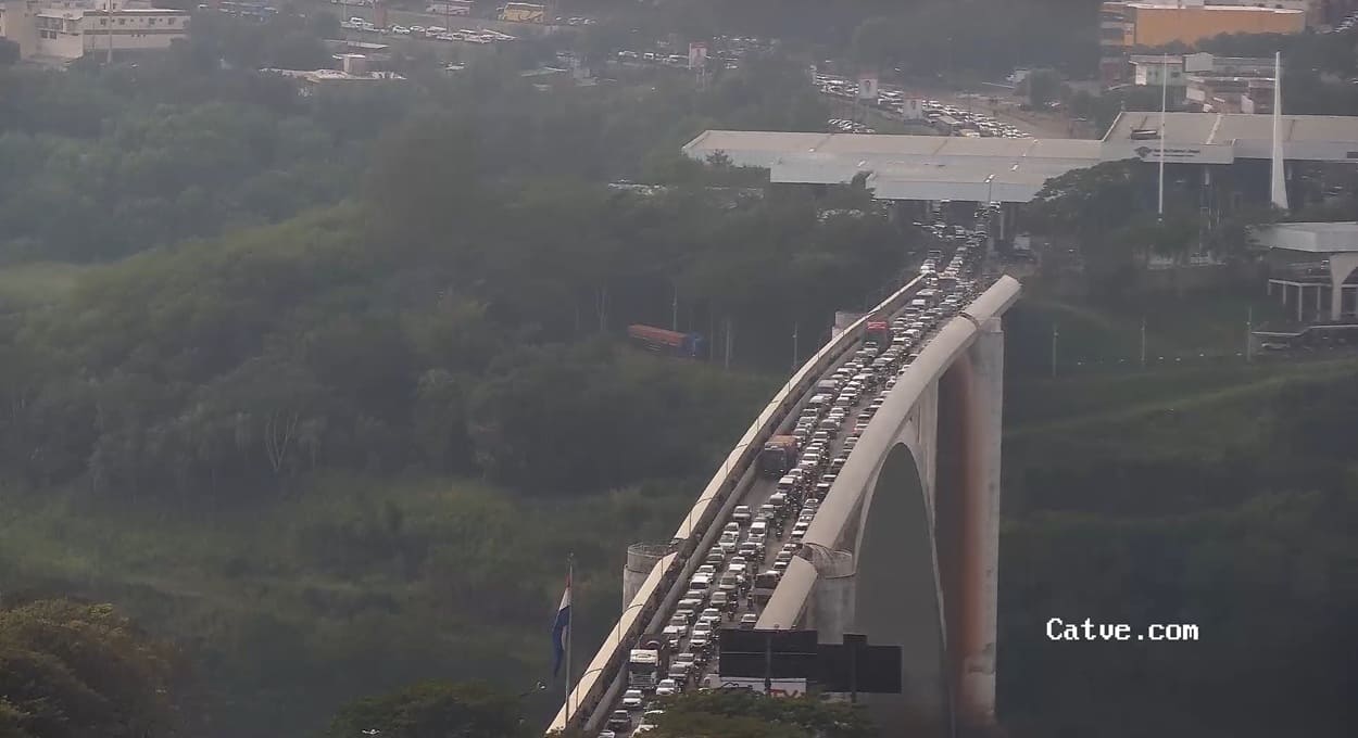 Congestionamento acima do habitual para uma quarta-feira na Ponte da Amizade, conforme registro da câmera ao vivo do portal Catve.com.