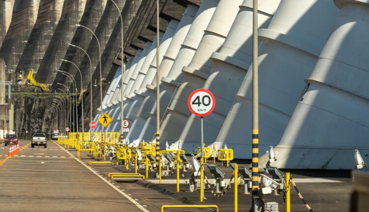 Cada sócio em Itaipu tem direito a 50% da energia produzida pela hidrelétrica do Rio Paraná.