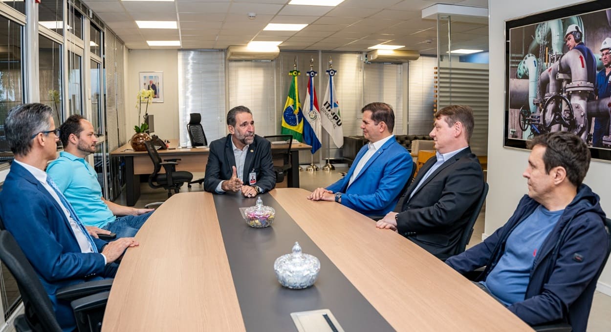 Fernando Mosna (de camisa azul) foi recebido pela diretoria brasileira de Itaipu.