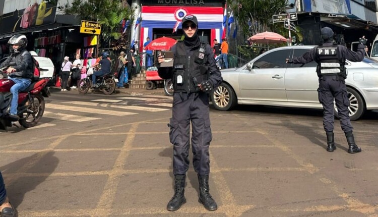 Policial exibe a carteira encontrada em área de grande fluxo comercial no Paraguai.