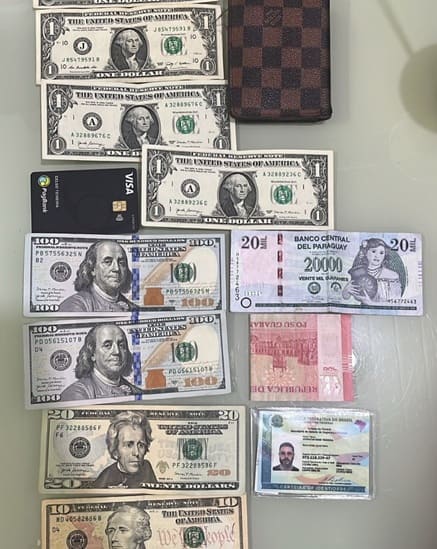 Dinheiro e pertences encontrados na carteira perdida nas ruas do Paraguai.