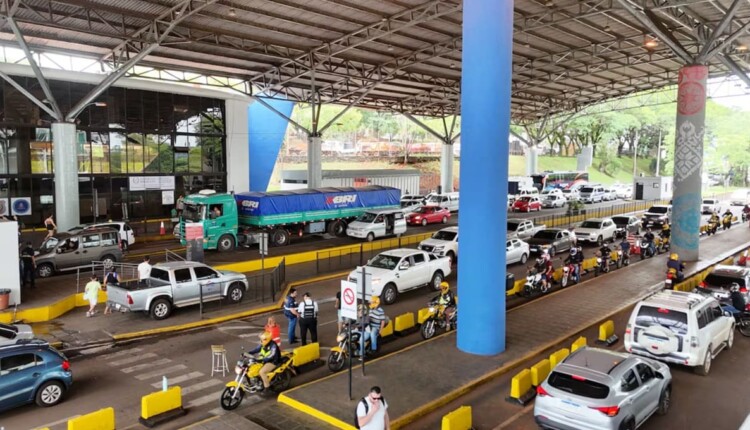 Na Ponte da Amizade, um dos problemas é o contrabando formiguinha de frango e ovos em direção ao Paraguai.