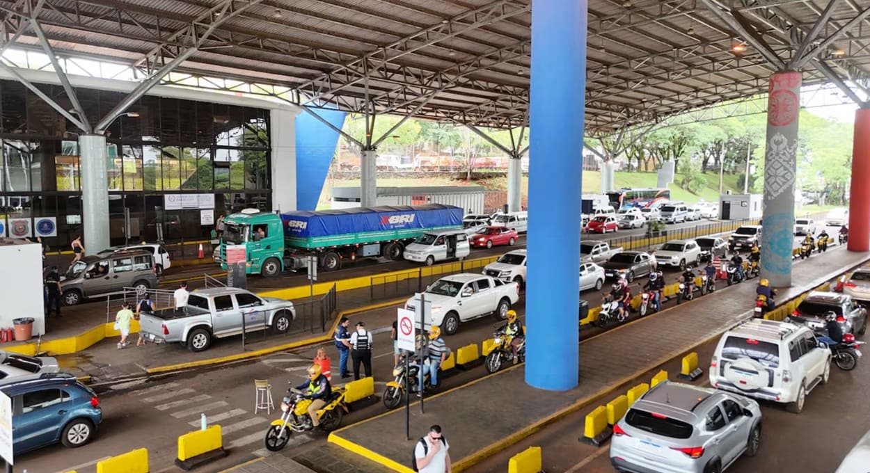 Na Ponte da Amizade, um dos problemas é o contrabando formiguinha de frango e ovos em direção ao Paraguai.