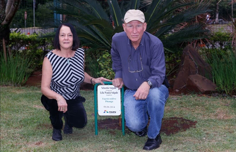 Sebastião Salgado e a esposa, Lélia, plantam árvore no bosque de Itaipu.