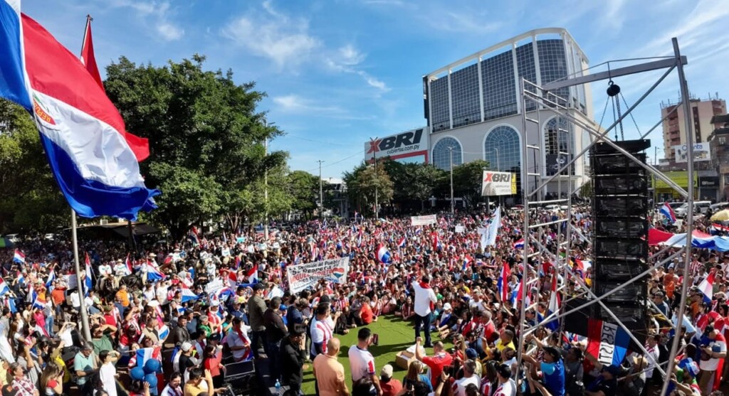 Protesto no Paraguai reúne multidão em apoio a prefeito de Ciudad del Este