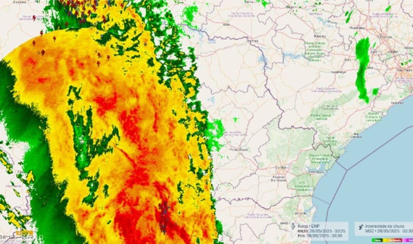 Chuva sobre o Sul do Brasil no início da madrugada.