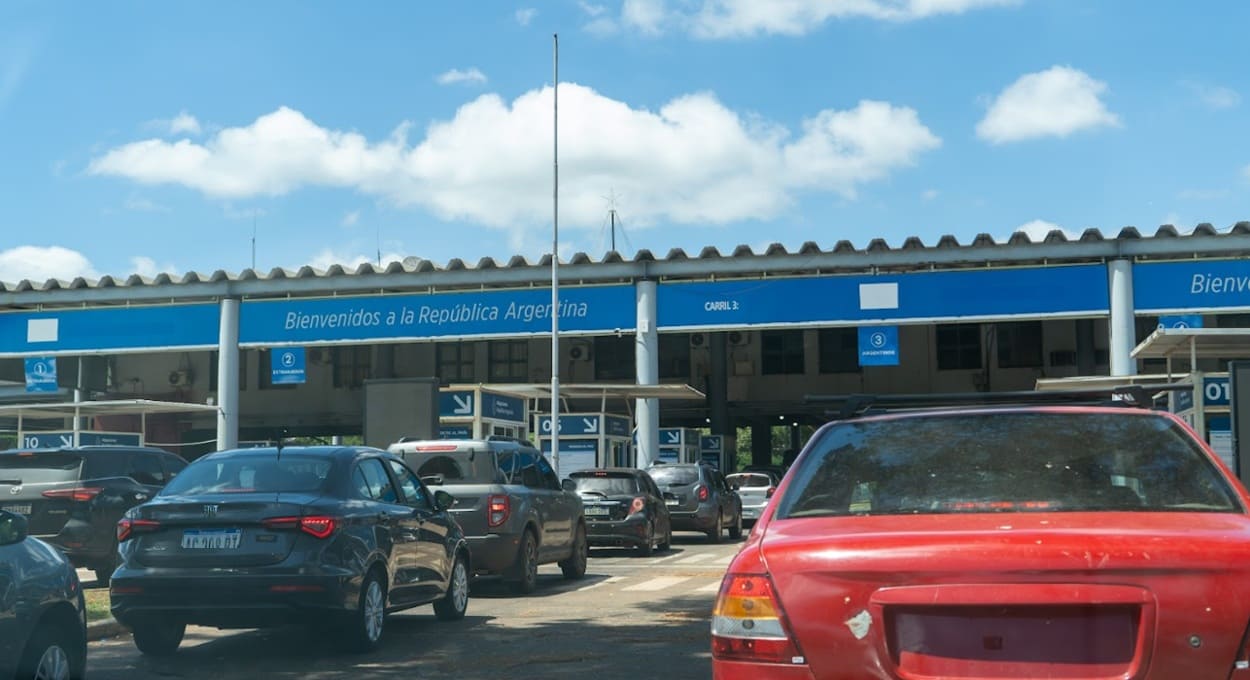 Fila de veículos na aduana argentina da Ponte Tancredo Neves, em Puerto Iguazú.
