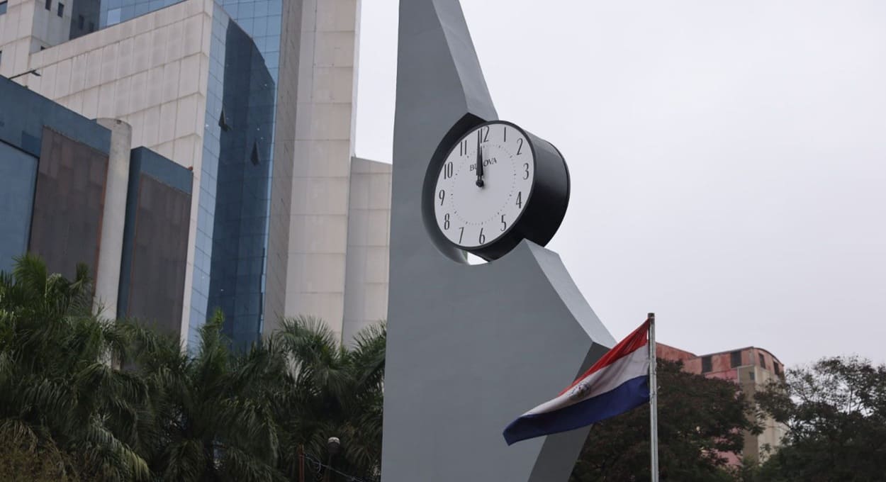 Novo relógio foi doado por uma empresa de Ciudad del Este.