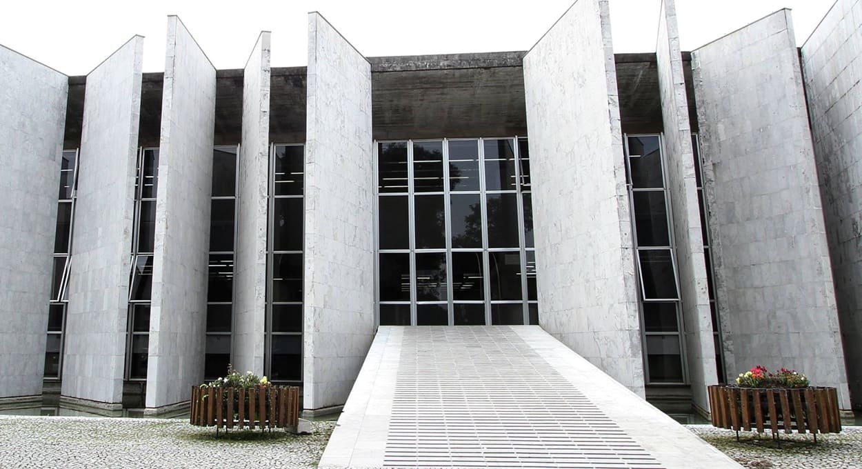 Tribunal de Contas do Estado do Paraná ressalta que a evolução tecnológica propicia a publicação do extrato do edital no ambiente digital.