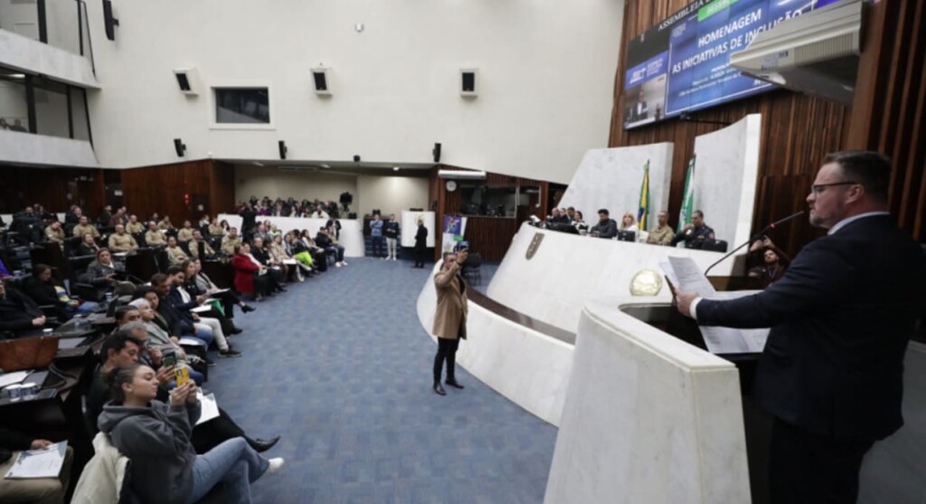Assembleia homenageia agentes que promovem a inclusão no Paraná