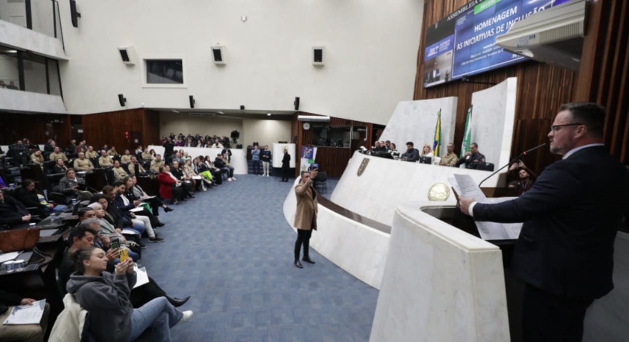 No total, cerca de 90 pessoas e instituições foram homenageadas na Assembleia.
