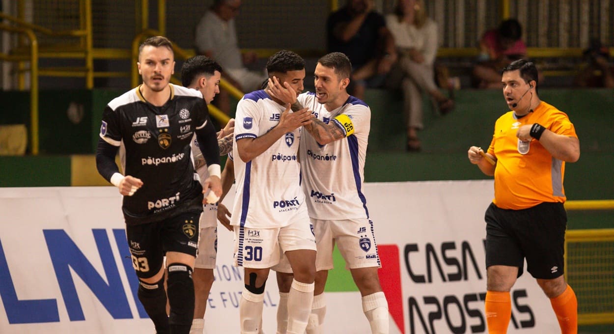 Toninho, camisa 30, marcou um golaço para o Foz Cataratas.