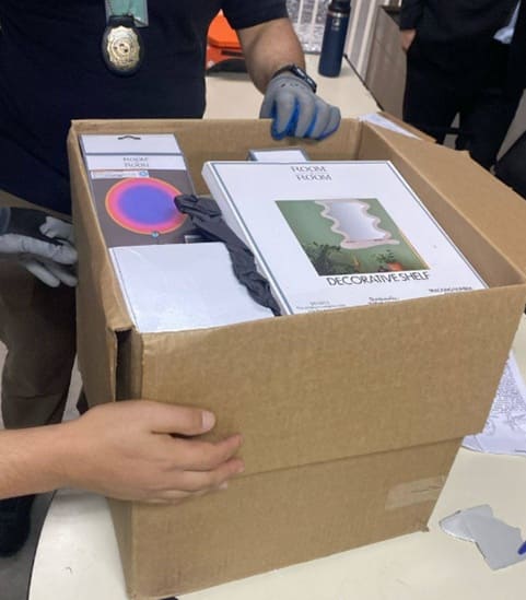 Maconha estava oculta em uma caixa contendo itens decorativos enviados ao Paraguai.
