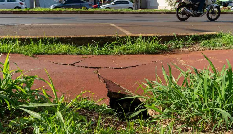 Calçada irregular - Avenida Felipe Wandscheer.