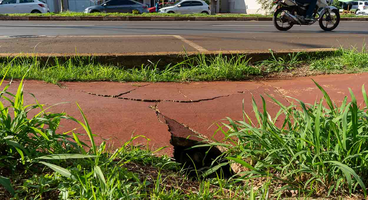 Calçada irregular - Avenida Felipe Wandscheer.