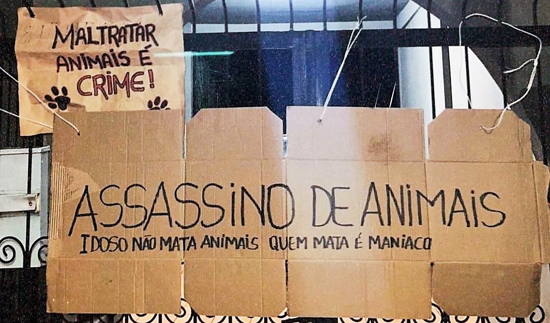 População se reuniu e protestou em frente a casa do agressor