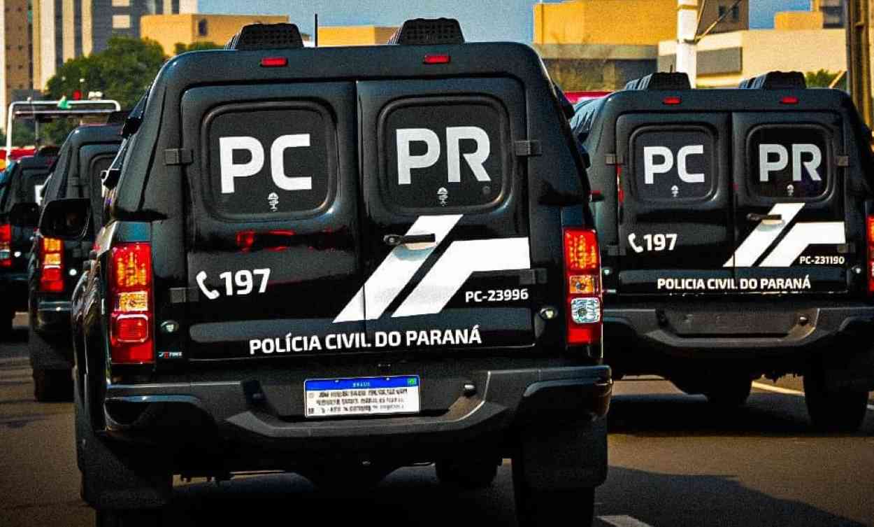 Acusado de estuprar ex-companheira dentro de hospital em Foz do Iguaçu é preso Vítima estava internada, sem condições de falar, e era acompanhada pelo companheiro; hospital fez a denúncia ao órgão policial. A Polícia Civil prendeu homem acusado de estuprar ex-companheira dentro de hospital em Foz do Iguaçu, nessa segunda-feira, 26. A abordagem foi da Delegacia da Mulher. O homem tem 47 anos, e a mulher, 40. A detenção foi a partir de mandado expedido pelo Juizado de Violência Doméstica e Familiar Contra a Mulher, Vara de crimes contra Crianças, Adolescentes e Idosos. Ele acusado de crime de estupro de vulnerável. A vítima estava internada no Hospital Municipal Padre Germano Lauck, após ter sido severamente agredida. E era acompanhada pelo seu companheiro. Acamada, a mulher conseguia verbalizar e não podia oferecer qualquer tipo de resistência. Nessas circunstâncias, “ suspeito teria praticado atos libidinosos contra a vítima”, reportou a polícia. Ao receber a denúncia, Delegacia da Mulher recebeu o apoio da Homicídios para realizar diligências i a fim de apurar a situação. O pedido de prisão foi acatado prontamente pelo Judiciário. “Ressalta-se que os fatos chegaram ao conhecimento das autoridades policiais através de denúncia da direção do Hospital Municipal”, reforça a Polícia Civil. A unidade tomou todas as providências assim que teve a ciência da ocorrência. O homem preso sob a acusação de estupro foi conduzido à Cadeia Pública Laudemir Neves. Na unidade prisional, o suspeito permanece à disposição da Justiça.