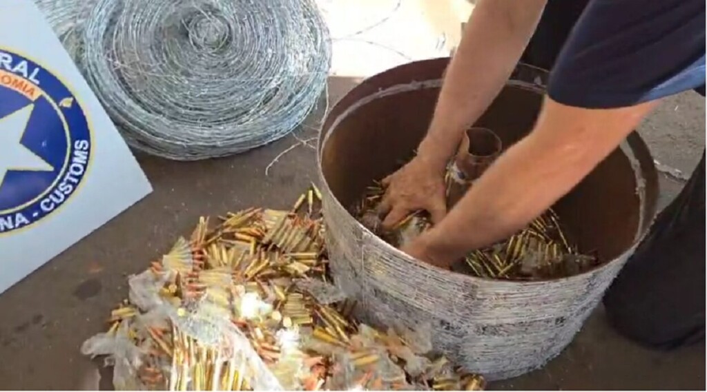 Carga com rolo de arame escondia R$ 35 mil em munições de fuzil