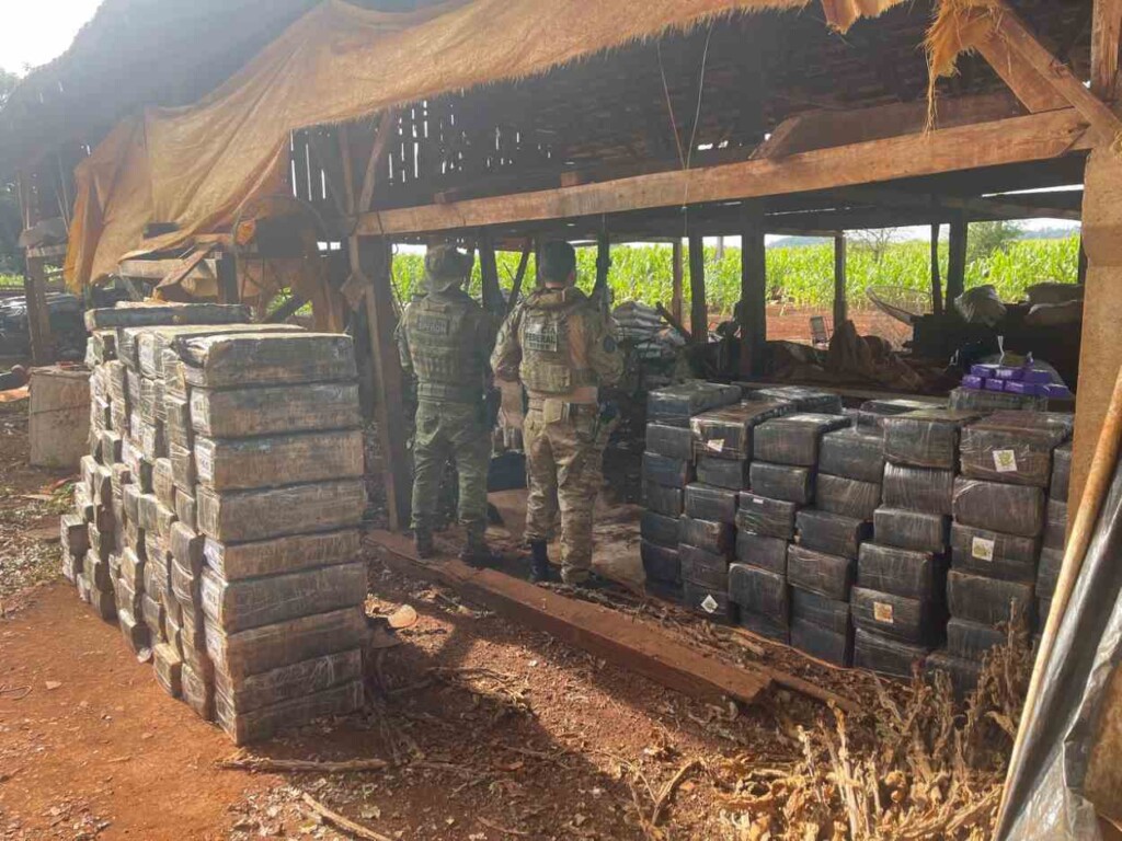 Depósito na fronteira escondia mais de 2,7 toneladas de maconha