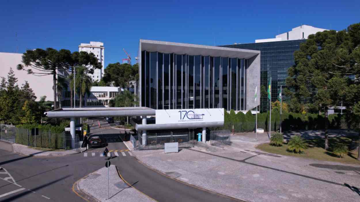 Escola do Legislativo movimenta feira histórica do Paraná