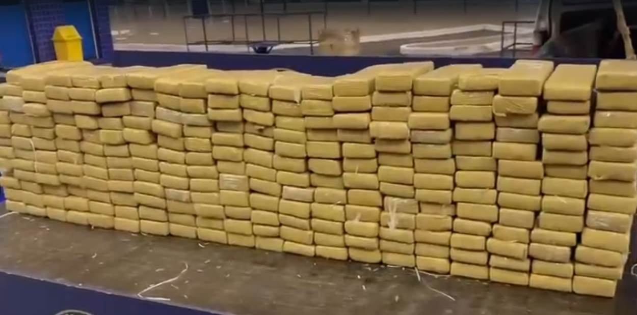 Motorista abandona droga na Ponte da Amizade e foge rumo ao Paraguai