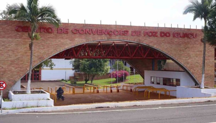 Sem resolver, prefeitura quer fazer sumir problema chamado Centro de Convenções