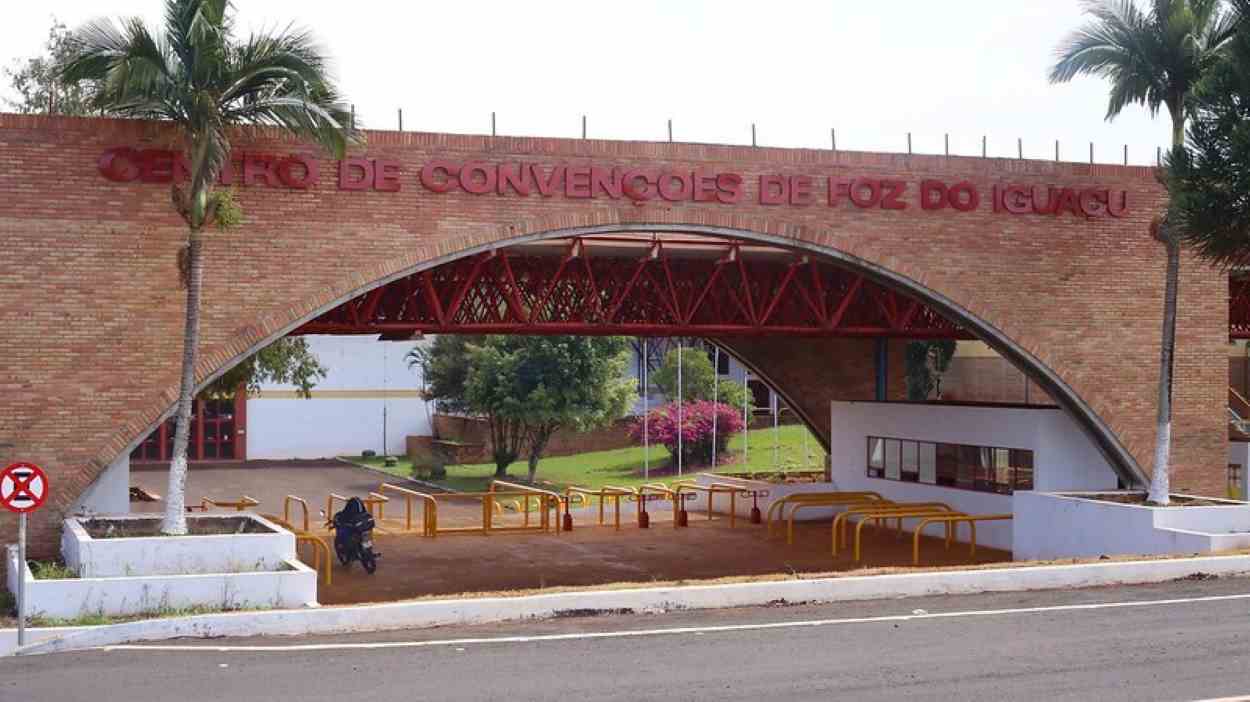 Sem resolver, prefeitura quer fazer sumir problema chamado Centro de Convenções