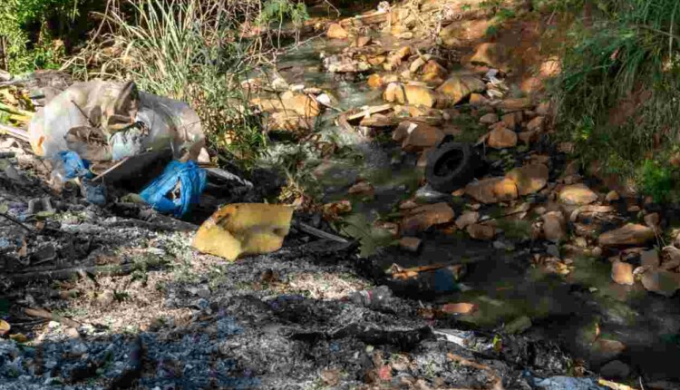 Rio urbano que corta Foz do Iguaçu agoniza com lixo e poluição