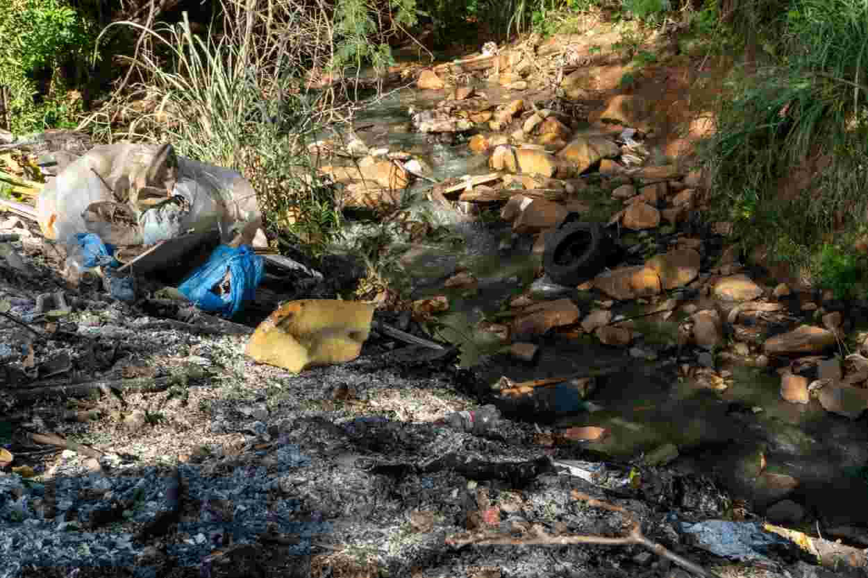 Rio urbano que corta Foz do Iguaçu agoniza com lixo e poluição