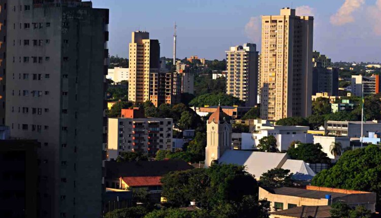 Semana começa com vagas de emprego em mais de 100 funções