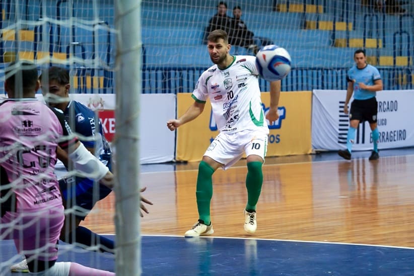 Edair tenta o empate para o Foz Futsal, cara a cara com o goleiro Hilbério.