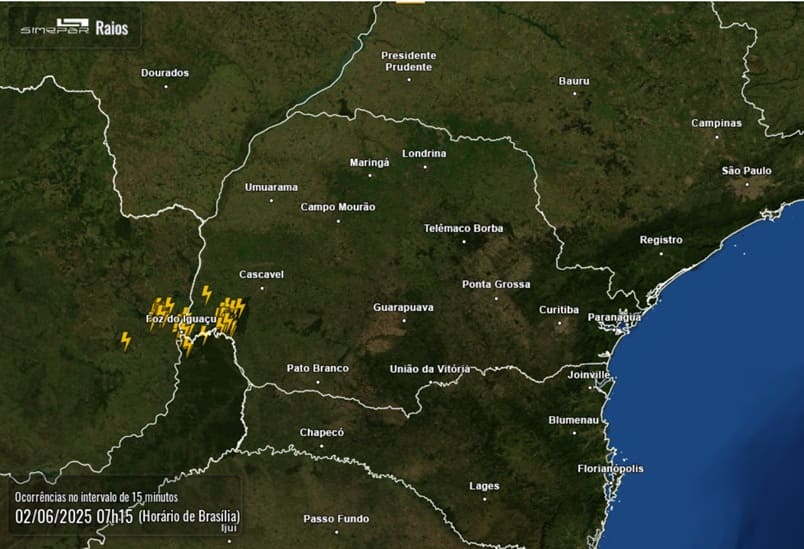 Ocorrência de raios na região de Foz do Iguaçu, no início da manhã desta segunda.